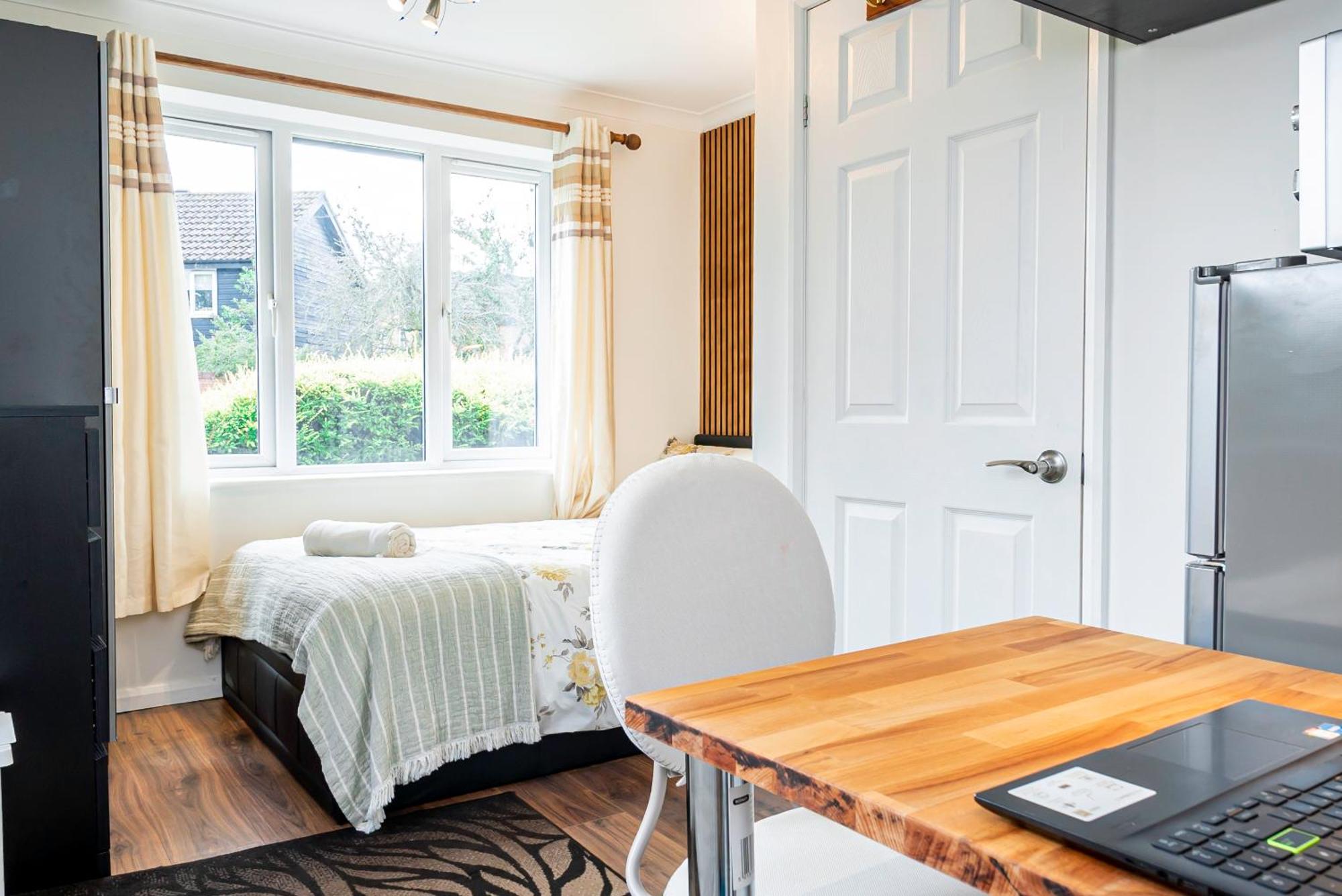Earley Luxury Ensuite Room With Private Entrance Ридинг Экстерьер фото